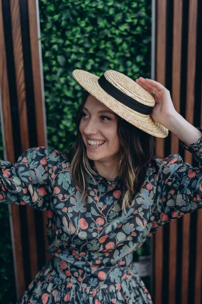 Foto Una Hermosa Mujer Vestida Con Elegante Vestido Floral Sombrero — Foto de Stock