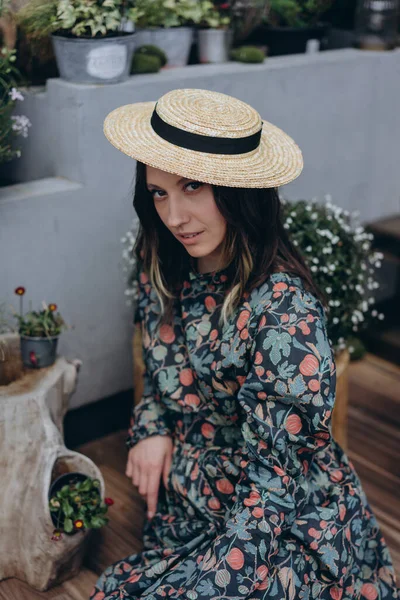 Foto Una Hermosa Mujer Vestida Con Elegante Vestido Floral Sombrero — Foto de Stock