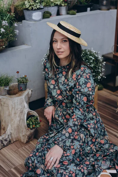 Stüdyonun Ahşap Zemininde Şık Bir Çiçekli Elbise Hasır Şapka Giymiş — Stok fotoğraf