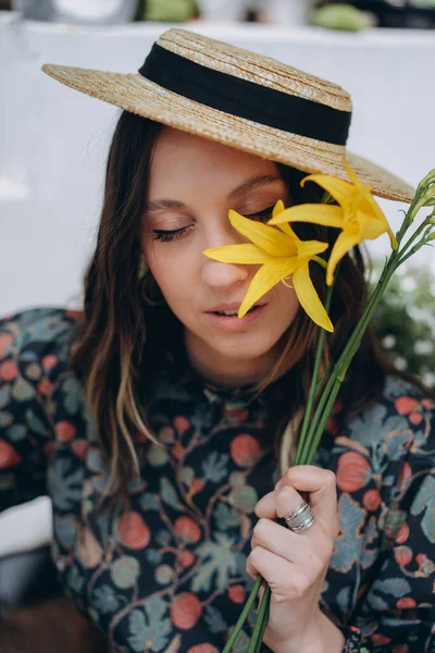 Stüdyoda Sarı Çiçeklerle Poz Veren Şık Çiçekli Bir Elbise Hasır — Stok fotoğraf