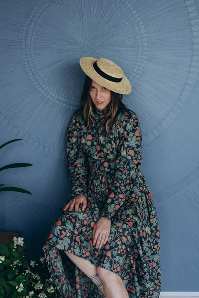 Foto Uma Mulher Bonita Vestida Com Vestido Floral Elegante Chapéu — Fotografia de Stock