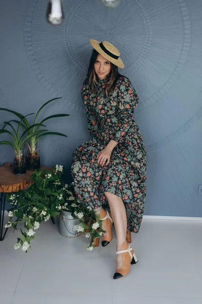 Foto Una Hermosa Mujer Vestida Con Elegante Vestido Floral Sombrero — Foto de Stock