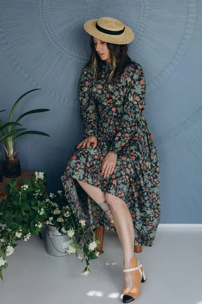 Foto Una Hermosa Mujer Vestida Con Elegante Vestido Floral Sombrero — Foto de Stock