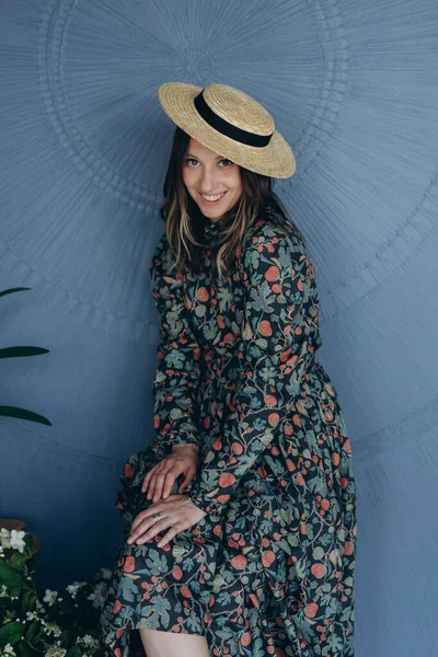 Photo Une Belle Femme Vêtue Une Robe Florale Élégante Chapeau — Photo