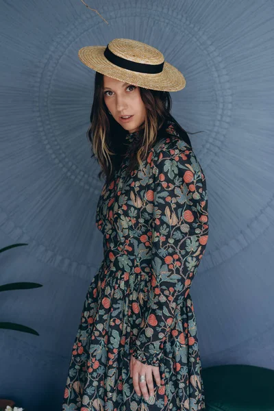 Photo Une Belle Femme Vêtue Une Robe Florale Élégante Chapeau — Photo