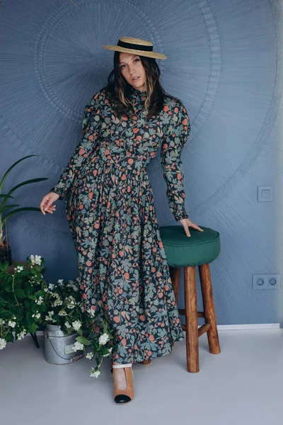 Foto Una Hermosa Mujer Vestida Con Elegante Vestido Floral Sombrero — Foto de Stock