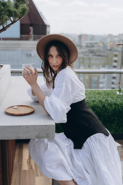 Foto Moda Una Mujer Descarada Vestida Con Elegante Vestido Blanco — Foto de Stock