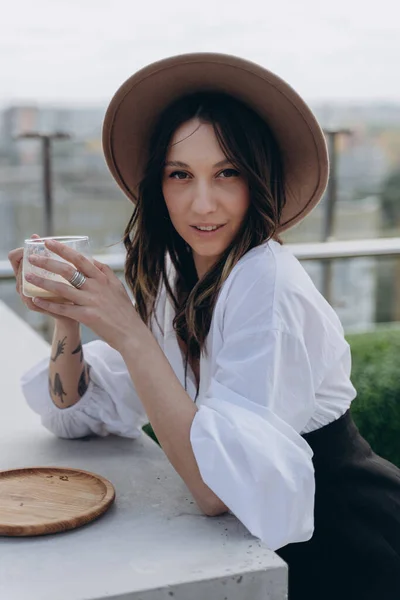 Foto Moda Una Mujer Descarada Vestida Con Elegante Vestido Blanco — Foto de Stock