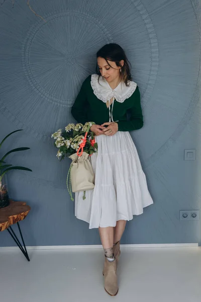 Foto Una Hermosa Mujer Vestida Con Vestido Verde Vintage Con — Foto de Stock