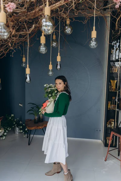 Foto Una Hermosa Mujer Vestida Con Vestido Verde Vintage Con — Foto de Stock