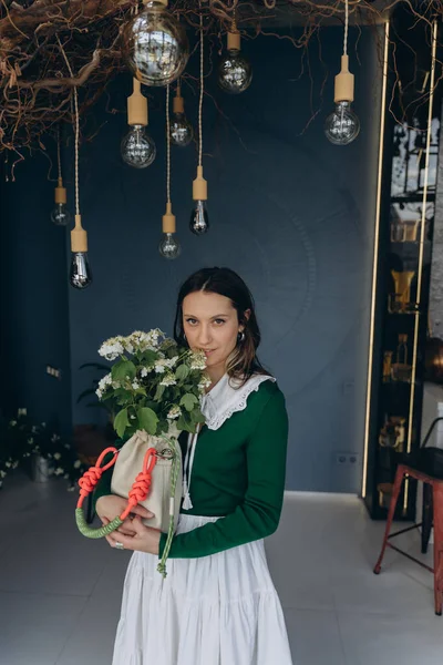 Foto Vacker Kvinna Klädd Grön Vintage Klänning Med Vit Spets — Stockfoto