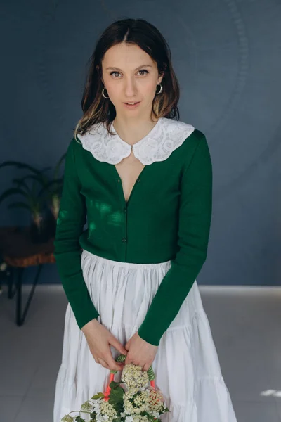 Photo Une Belle Femme Vêtue Une Robe Vintage Verte Avec — Photo