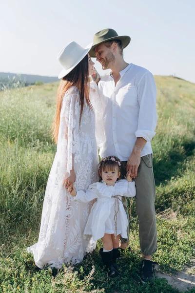 Hermosa Mujer Vestido Guipur Blanco Con Marido Hija Caminando Campo — Foto de Stock