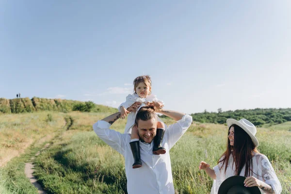 Schöne Frau Weißem Guipure Kleid Mit Mann Und Tochter Auf — Stockfoto