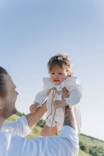 Glücklicher Vater Hält Tochter Vor Der Sonne — Stockfoto