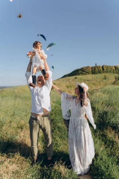 Schöne Frau Weißem Guipure Kleid Mit Mann Und Tochter Auf — Stockfoto