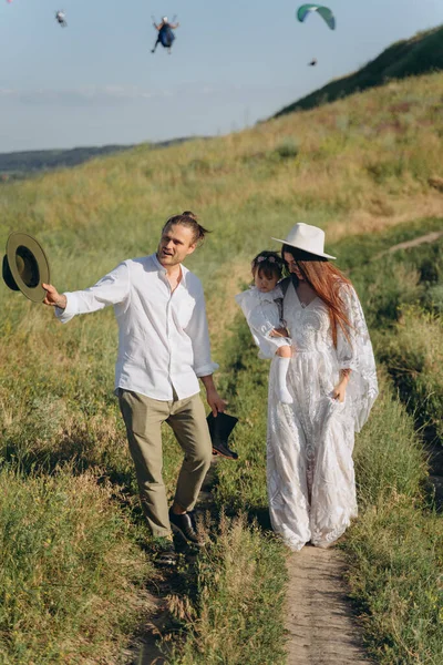 Beautiful Woman White Guipure Dress Holding Her Daughter Walking Husband — 스톡 사진