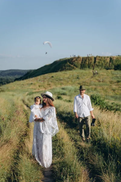 Beautiful Woman White Guipure Dress Holding Her Daughter Walking Husband — 스톡 사진