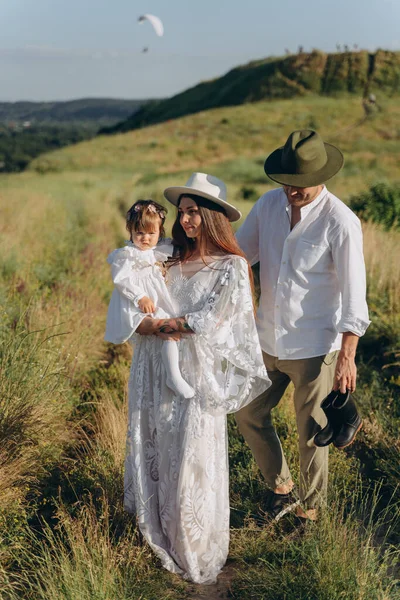 Beautiful Woman White Guipure Dress Holding Her Daughter Walking Husband — 스톡 사진