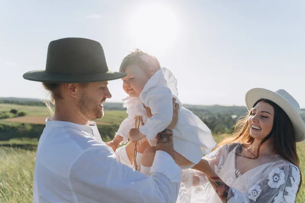 Beautiful Woman White Guipure Dress Holding Her Daughter Walking Husband — Stock Photo, Image