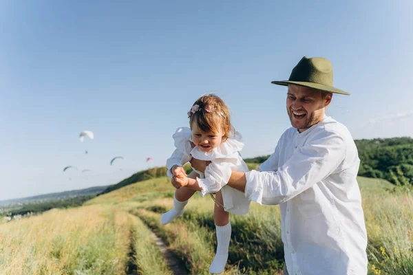 Lächelnder Vater Wirft Seine Glückliche Tochter Die Luft — Stockfoto