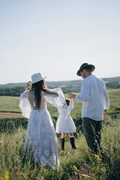 Feliz Jovem Família Passar Tempo Juntos Natureza Bela Mulher Vestido — Fotografia de Stock