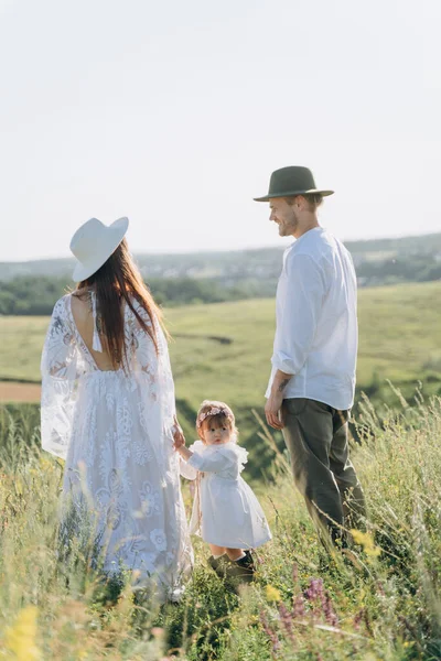 Feliz Familia Joven Pasar Tiempo Juntos Naturaleza Hermosa Mujer Vestido — Foto de Stock