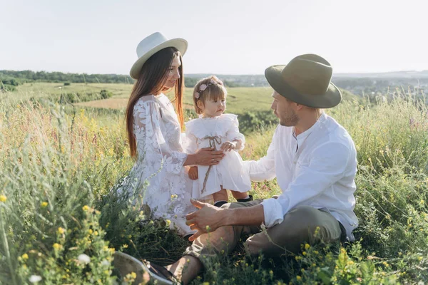 Feliz Familia Joven Pasar Tiempo Juntos Naturaleza Hermosa Mujer Vestido — Foto de Stock