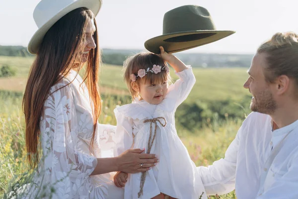 Feliz Familia Joven Pasar Tiempo Juntos Naturaleza Hermosa Mujer Vestido — Foto de Stock