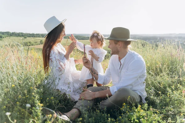 Feliz Familia Joven Pasar Tiempo Juntos Naturaleza Hermosa Mujer Vestido — Foto de Stock