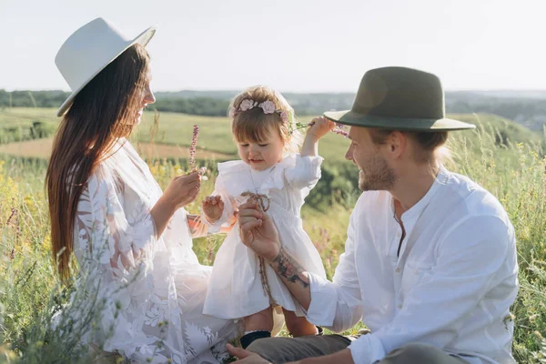 Feliz Familia Joven Pasar Tiempo Juntos Naturaleza Hermosa Mujer Vestido — Foto de Stock