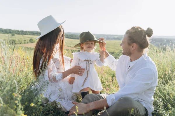 Feliz Familia Joven Pasar Tiempo Juntos Naturaleza Hermosa Mujer Vestido — Foto de Stock