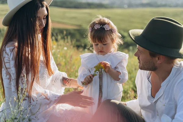 Feliz Familia Joven Pasar Tiempo Juntos Naturaleza Hermosa Mujer Vestido — Foto de Stock