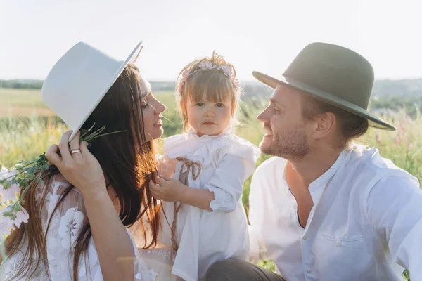 Feliz Familia Joven Pasar Tiempo Juntos Naturaleza Hermosa Mujer Vestido — Foto de Stock