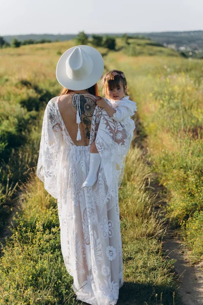 Beautiful Woman White Guipure Dress Holding Her Daughter Walking Field — 스톡 사진