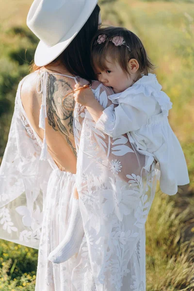 Beautiful Woman White Guipure Dress Holding Her Daughter Walking Field — Stock Photo, Image