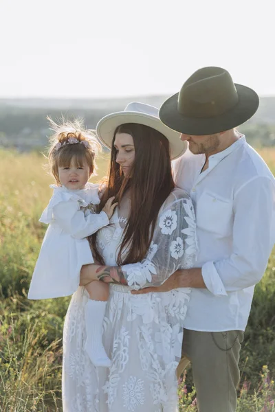 Feliz Familia Joven Pasar Tiempo Juntos Naturaleza Hermosa Mujer Vestido — Foto de Stock