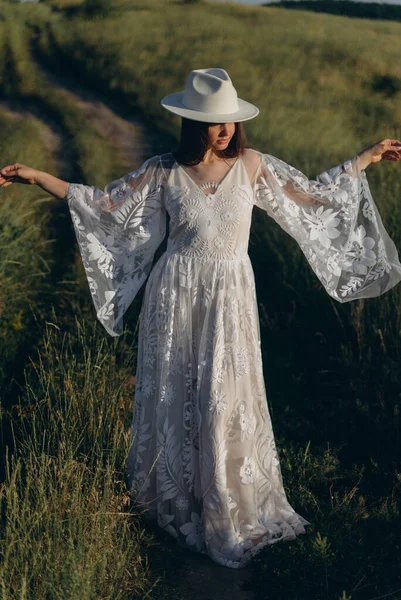 Beautiful Woman White Guipure Dress Hat Posing Field — Stok fotoğraf