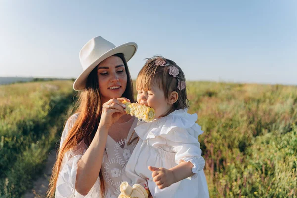 Beautiful Woman White Guipure Dress Holding Her Daughter Eating Corn — Stock Photo, Image