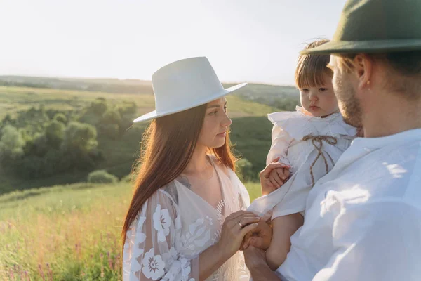 Feliz Familia Joven Pasar Tiempo Juntos Naturaleza Hombre Sosteniendo Hija — Foto de Stock