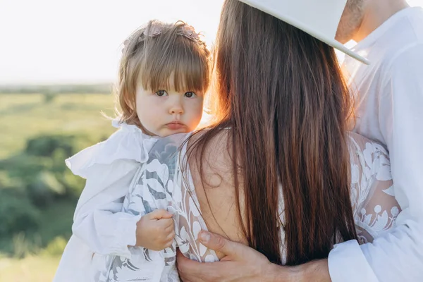 Feliz Familia Joven Pasar Tiempo Juntos Naturaleza Hermosa Mujer Vestido — Foto de Stock