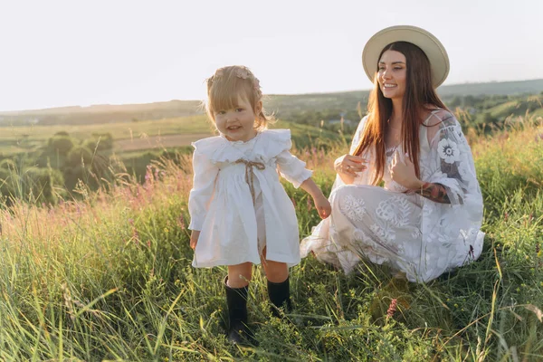 Beautiful Woman White Guipure Dress Her Daughter Sitting Field — Stock Photo, Image