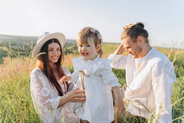 Feliz Familia Joven Pasar Tiempo Juntos Naturaleza Hermosa Mujer Vestido — Foto de Stock