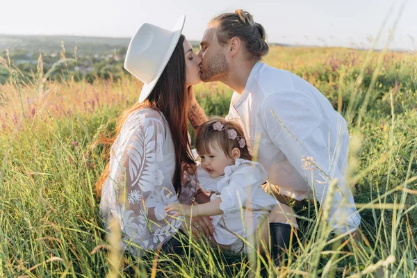 Joyeux Jeune Famille Passer Temps Ensemble Dans Nature Belle Femme — Photo