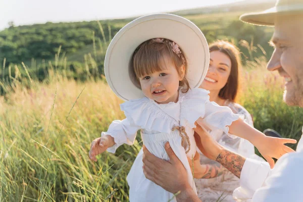 Hermosa Mujer Vestido Guipur Blanco Con Hija Sentada Campo — Foto de Stock