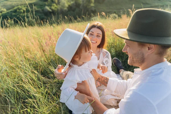 Feliz Familia Joven Pasar Tiempo Juntos Naturaleza Hermosa Mujer Vestido — Foto de Stock