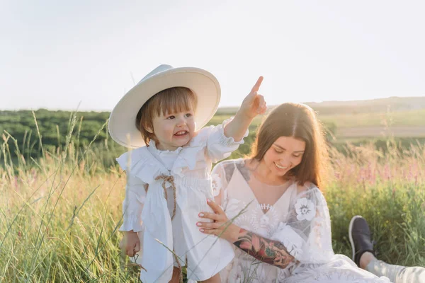 Hermosa Mujer Vestido Guipur Blanco Con Hija Sentada Campo — Foto de Stock