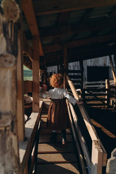 Schöne Kleine Rothaarige Mädchen Vintage Kleid Fuß Auf Der Holztreppe — Stockfoto