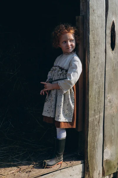 Bella Ragazza Rossa Vestita Abito Vintage Piedi Vicino Fienile Legno — Foto Stock