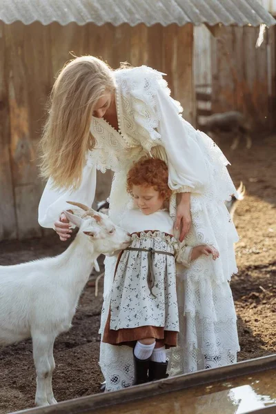 Hermosa Mujer Vestido Encaje Blanco Pasar Tiempo Con Pequeña Hija —  Fotos de Stock